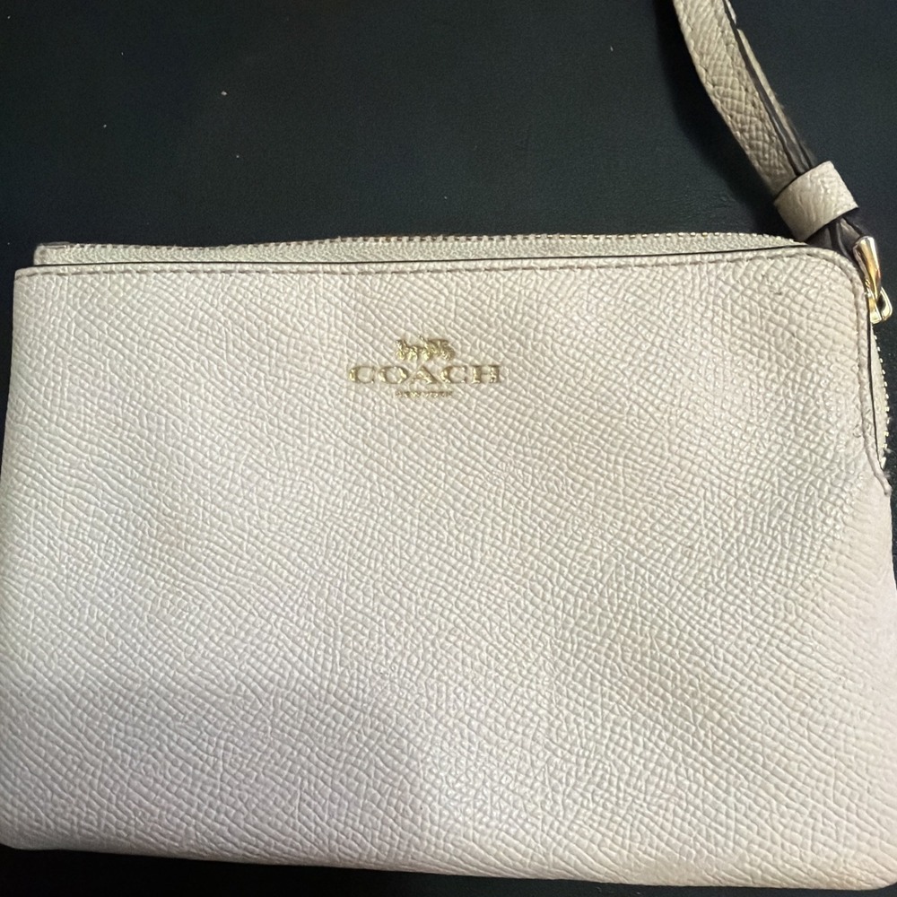 Coach Corner Zip Wristlet In Chalk Cross Grain Leather!